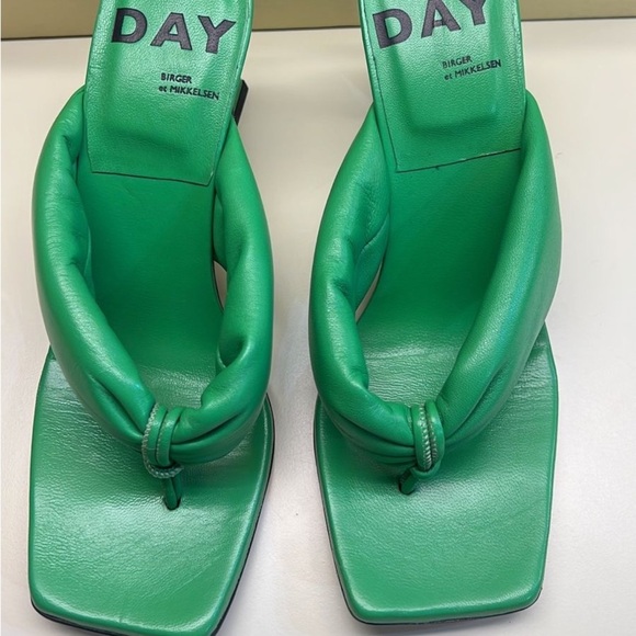 European FASHION: DAY Green Heeled Sandals with Square Toe - Picture 2 of 6